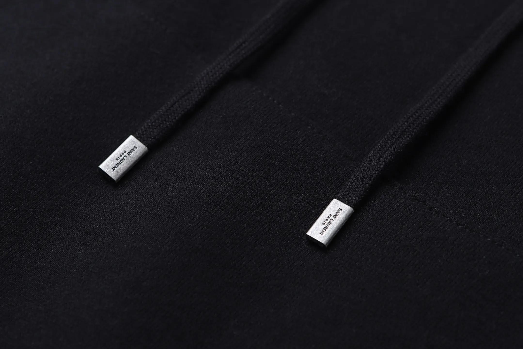 P410 SAINT LAURENT Yves Saint Laurent LOGO printed hooded sweatshirt ●Authentic 4239 purchase and development ●350 grams of combed cotton pearl fleece ●420 grams of trendy brand ribs ●100% cotton bundle cloth ●Fabrics fermentation wash ●Flock printing ●Customized 1:1 hat rope ●Customized 1:1 hanging clock ●Customized 1:1 trademark ●Fit version ●Size: S M L XL ●Style number: 2016/3B#10